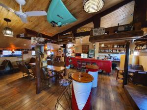 un ristorante con tavoli e sedie e un bar di Hotel Talu ad Angatuba