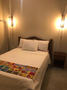 ピチンブにあるPousada Vila Lua Belaのベッドルーム1室(ベッド1台、ライト2つ付)