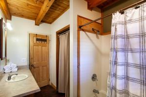 une salle de bain avec lavabo et douche dans l'établissement Pet-friendly Rustic Cabin with Game Room and Deck, à Pigeon Forge 43 autres photos
