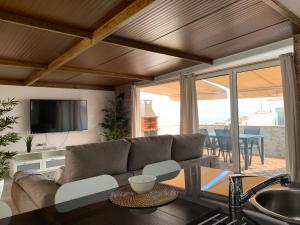una sala de estar con un sofá y una mesa en Ático Pablo 5, a cinco minutos del Puerto de la Cruz, en Los Realejos