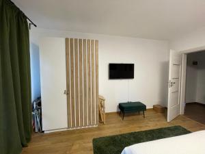 ein Schlafzimmer mit Schiebetür und einem Fernseher an der Wand in der Unterkunft Pine Tree Residence in Sinaia + 24 Fotos