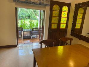 - une salle à manger avec une table, des chaises et un miroir dans l'établissement 1 BHK Luxury Beachside Homestay in South Goa, à Betalbatim