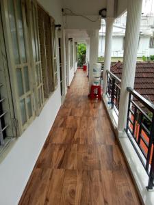 um corredor vazio de um edifício com pisos de madeira em Coconut Grove em Cochin