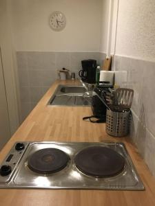 a kitchen with a counter top with a stove at Schöne 2-Zimmer Wohnung in Geesthacht in Geesthacht