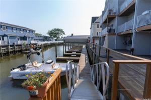 Gallery image of Yachtsman Cove Water Front 3 Bedrooms House Features 3 Levels Living Space in Freeport NY in Freeport