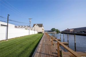 Gallery image of Yachtsman Cove Water Front 3 Bedrooms House Features 3 Levels Living Space in Freeport NY in Freeport