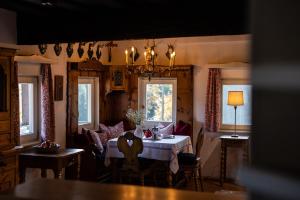 Reštaurácia alebo iné gastronomické zariadenie v ubytovaní Chalet Leopold - Luxury Alpine Retreat