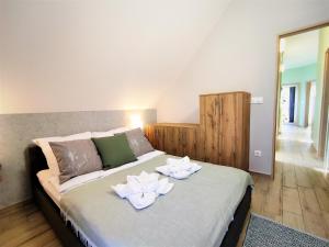 um quarto com uma cama com duas toalhas em Szömörce Vendégház em Balatonfüred