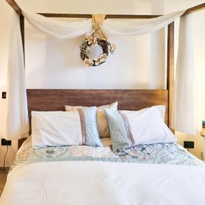 - une chambre avec un lit doté d'une tête de lit en bois et d'oreillers dans l'établissement La Vigna di Ranco Agriturismo, à Paglieta