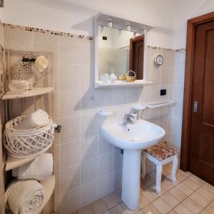 Kylpyhuone majoituspaikassa La Vigna di Ranco Agriturismo