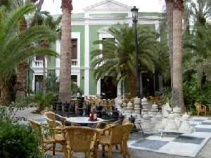 een patio met tafels en stoelen voor een gebouw bij Alojamientos Villarias Archena 43 in Archena