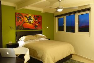 een slaapkamer met een bed en een laptop op een tafel bij Terra Vista in Guanajuato