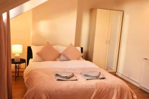 Ένα ή περισσότερα κρεβάτια σε δωμάτιο στο Cozy Family Stay with Free Parking and WiFi