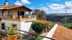 Cette villa avec vue dispose d'un balcon. dans l'établissement La Vigna di Ranco Agriturismo, à Paglieta
