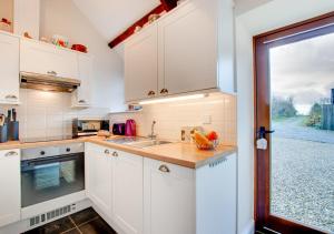 Kuchyň nebo kuchyňský kout v ubytování Barn Owl Cottage