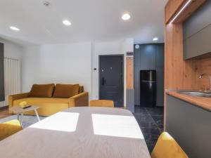 Nhà bếp/bếp nhỏ tại Royal Maison Apartments