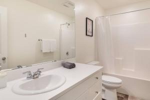 Fotografie z fotogalerie ubytování Spacious Modern Home in Sierra Lakes Fontana v destinaci Fontana