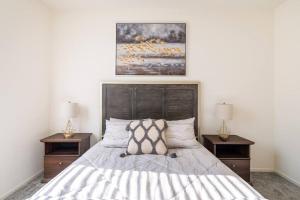 سرير أو أسرّة في غرفة في Spacious Modern Home in Sierra Lakes Fontana