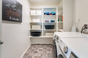 Fotografie z fotogalerie ubytování Spacious Modern Home in Sierra Lakes Fontana v destinaci Fontana + 39 fotografií