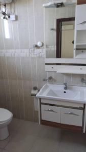 y baño con lavabo, aseo y espejo. en Bay's view, en Dar es Salaam