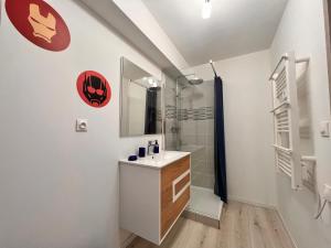 a bathroom with a sink and a shower at Le Marvel - AVENGERS in Bédarieux