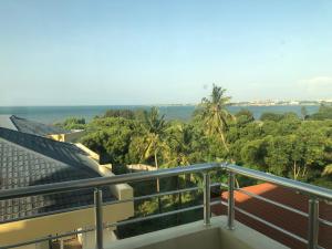 un balcón de una casa con vistas al océano en Bay's view, en Dar es Salaam