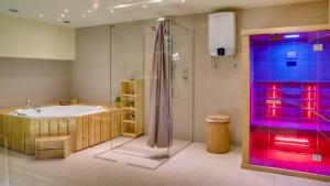 La grande salle de bains est pourvue d'une baignoire et d'une douche. dans l'établissement XSpa Apartment cryptocurrency pay available, à Novi Sad