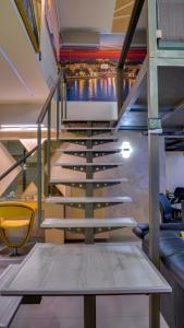 un conjunto de escaleras en una habitación con mesa en XSpa Apartment cryptocurrency pay available en Novi Sad
