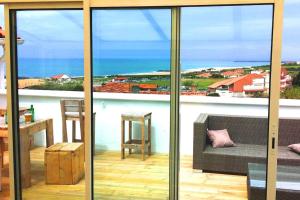 - un salon avec vue sur l'océan dans l'établissement T2 à Anglet grande terrasse vue mer, plage à pied., à Anglet