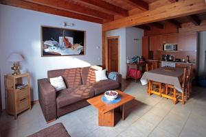 sala de estar con sofá y mesa en PORT DRET Peu del Riu 202 - Vall d'Incles - Soldeu, en Incles