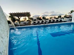 Bazén v ubytování Hotel Suites Mar Elena nebo v jeho okolí