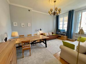 uma sala de estar com uma mesa de madeira e um sofá em ROYAL 2 Old Town fast WiFi Netflix HBO AppleTV+ em Varsóvia