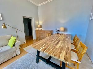 uma mesa de madeira numa sala de estar com um sofá em ROYAL 2 Old Town fast WiFi Netflix HBO AppleTV+ em Varsóvia