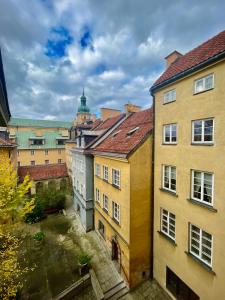 uma vista para uma cidade com edifícios em ROYAL 2 Old Town fast WiFi Netflix HBO AppleTV+ em Varsóvia