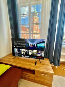 Televízia a/alebo spoločenská miestnosť v ubytovaní ROYAL 2 Old Town fast WiFi Netflix HBO AppleTV+