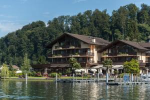 ein großes Gebäude am Wasser mit einem Resort in der Unterkunft Seehotel Sternen in Luzern