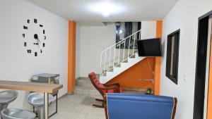 圣希尔Espectacular y céntrico apartamento en el corazón de San Gil 1的带桌子和电视的餐厅