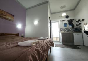 1 dormitorio con 1 cama grande y cocina en Anna Studios, en Myrties