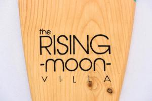 una señal de madera que lee la aldea lunar naciente en Rising Moon villa with pool, near the beach, en Molos Parou