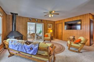 sala de estar con sofá y chimenea en New! Lake & Beachfront Getaway in Poconos! en Arrowhead Lake