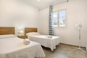 Postel nebo postele na pokoji v ubytování Villa Montenmedio - Paula + 17 fotografií