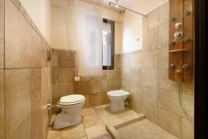 uma casa de banho com um WC e um lavatório. em Appartamento Amedeo em Bardolino