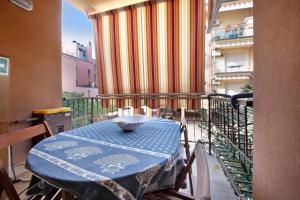 una mesa azul con un bol en el balcón en Appartamento Amedeo, en Bardolino