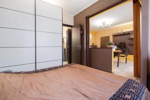 um quarto com uma cama com uma grande parede de vidro em Appartamento Amedeo em Bardolino