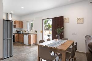 a kitchen and dining room with a table and chairs at Villa Montenmedio - Juande in El Soto