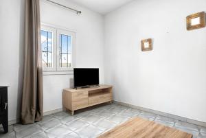 Televízia a/alebo spoločenská miestnosť v ubytovaní Villa Montenmedio 2