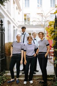 eine Gruppe von Personen, die vor einem Gebäude stehen in der Unterkunft Hotel Messeyne in Kortrijk