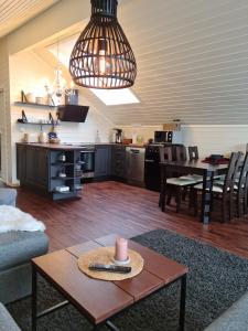 a living room with a table and a kitchen at Feriehus ved Saltstraumen in Bodø