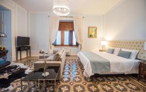 a hotel room with a bed and a couch at Chalet Vitorino in Sintra