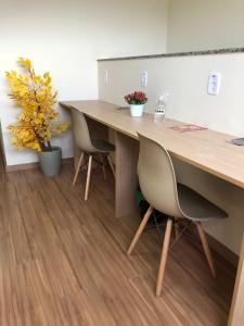 una sala conferenze con tavolo e sedie in legno di Pousada HD a Nova Friburgo